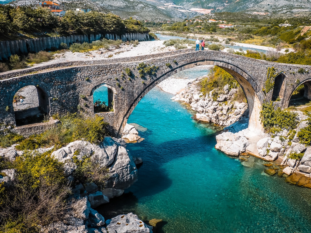 Shkoder Mesi brug met rivier