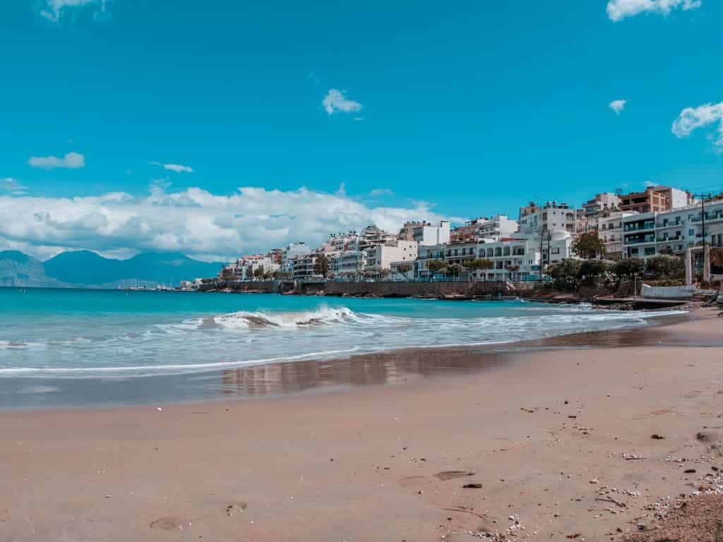 Agios Nikolaos Ammoudi Beach på hösten öde
