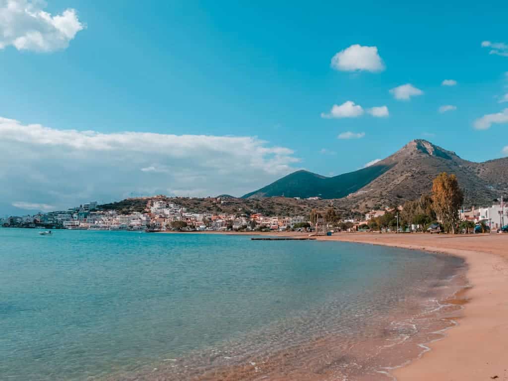 Byn Elounda på Kreta vid Schisma Beach