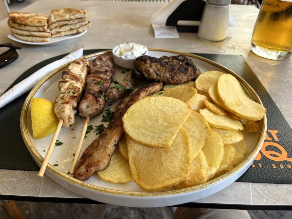 Souvlaki och grillat kött Grekisk mat på restaurang i Rethymnon på Kreta