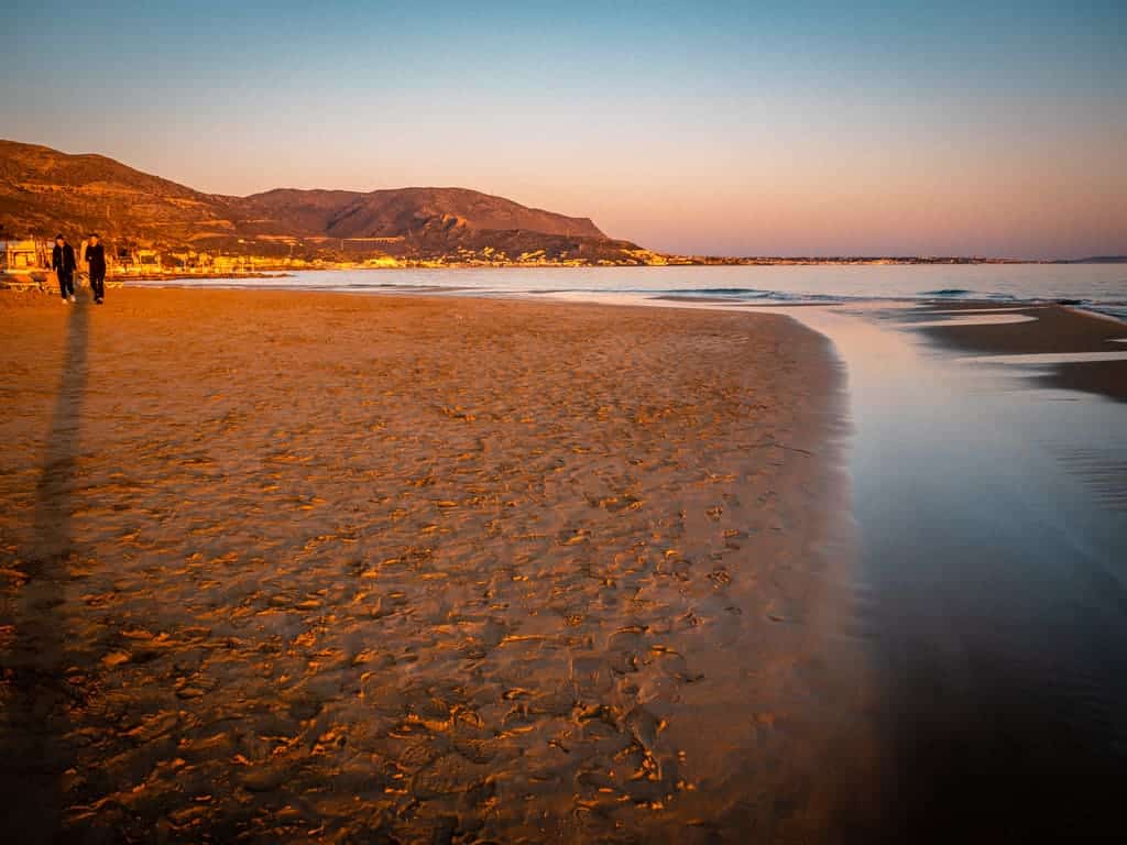 Paseo por la playa de Malia Creta