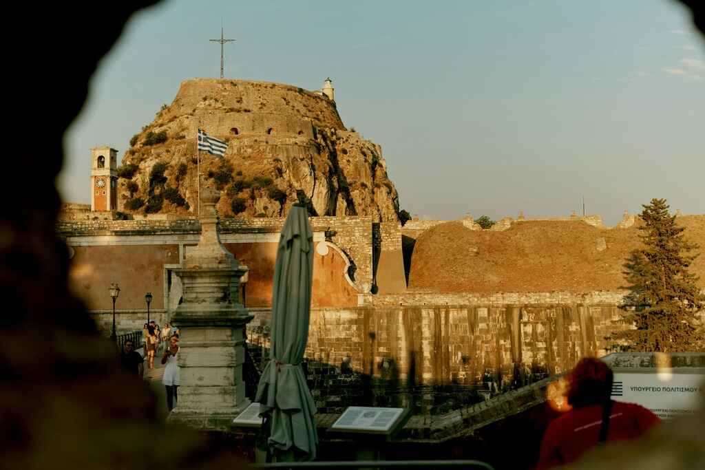 Ville de Corfou_vue de la forteresse à travers un trou dans un mur