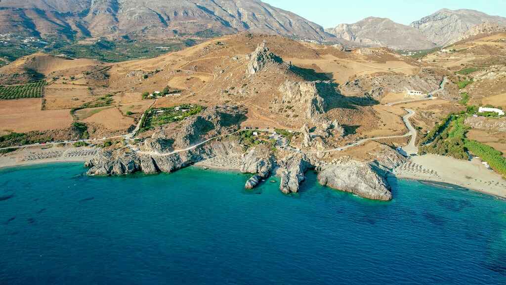 Kreta Wandelen Luchtfoto van de stranden van Zuid-Kreta Kustwandeling Op de top de kapel van Sint Paisios