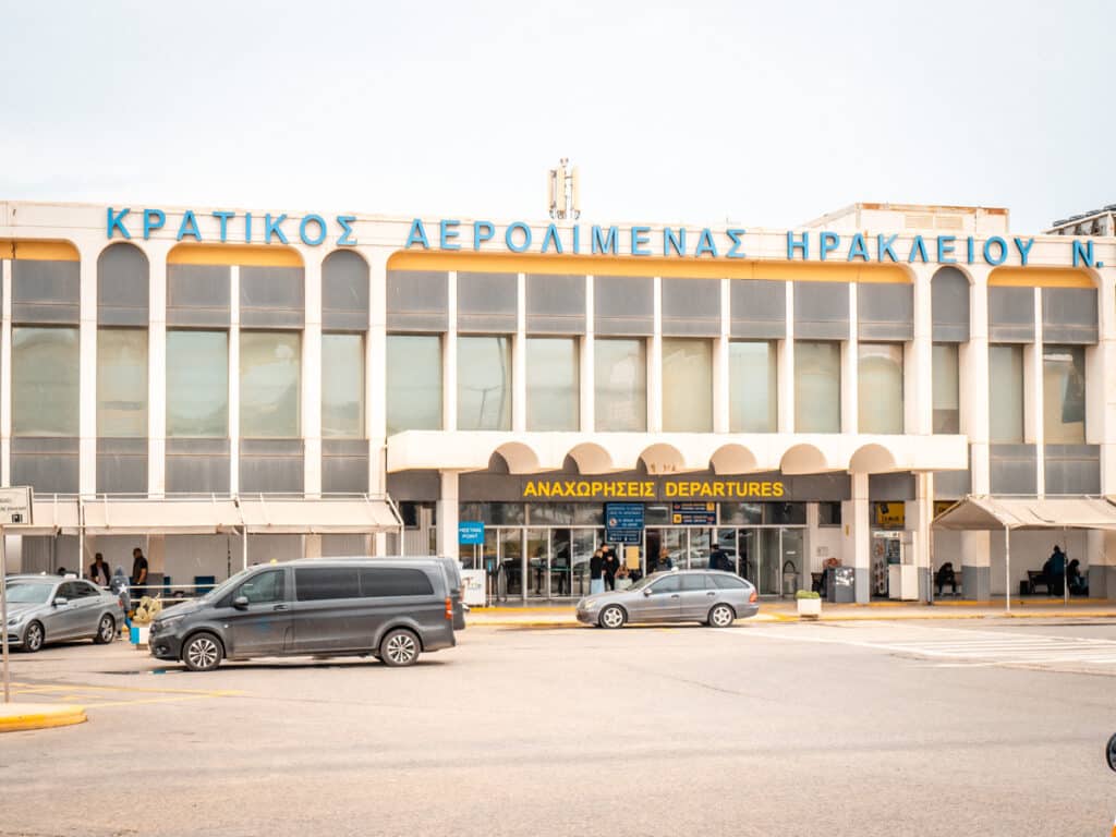 De belangrijkste luchthaven van Kreta, Nikos Kazantzakis International Airport (HER)