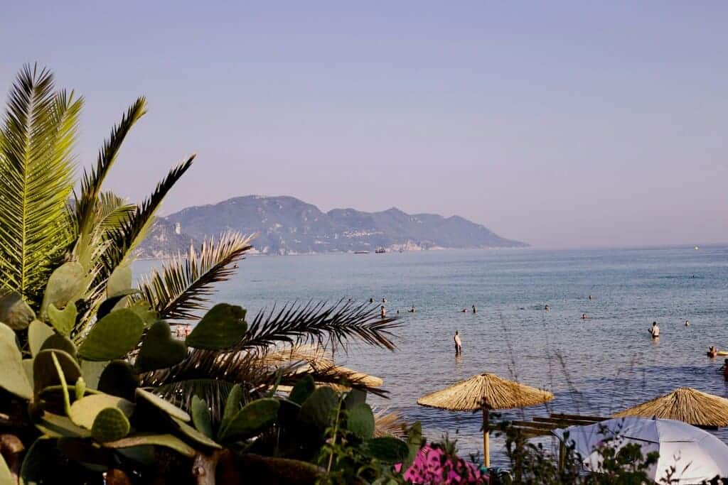 Glyfada Athene_zicht-van-een-strand-met-brellas-en-planten