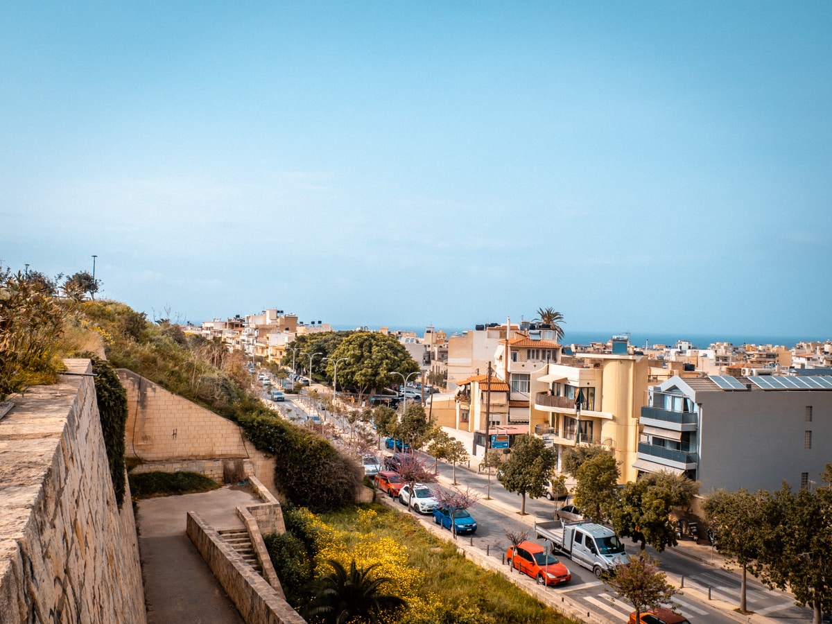 Dingen om te doen in Heraklion Kreta uitzicht vanaf de Venetiaanse Muren op de stad luchtfoto
