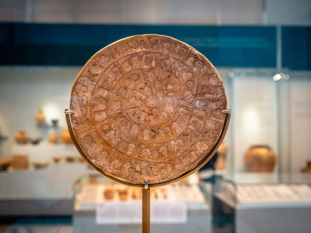Le disque de Phaistos est l'un des objets les plus emblématiques et les plus énigmatiques de la civilisation minoenne.