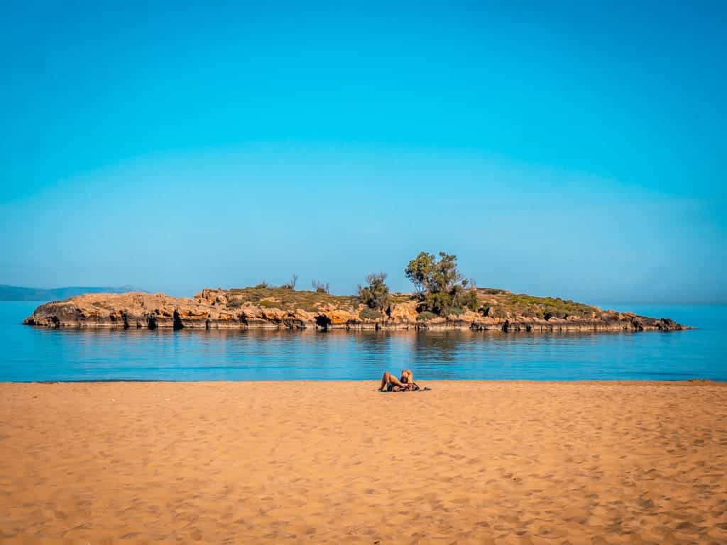 Creta en otoño en octubre playa desierta con agua clara