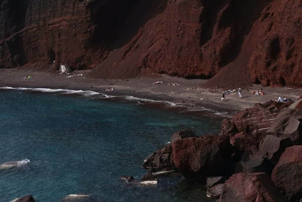 La Playa Roja o Kokkini Paralia, en Santorini, es una famosa playa volcánica conocida por sus llamativos acantilados, arena y guijarros rojizos, formados por antiguas erupciones.