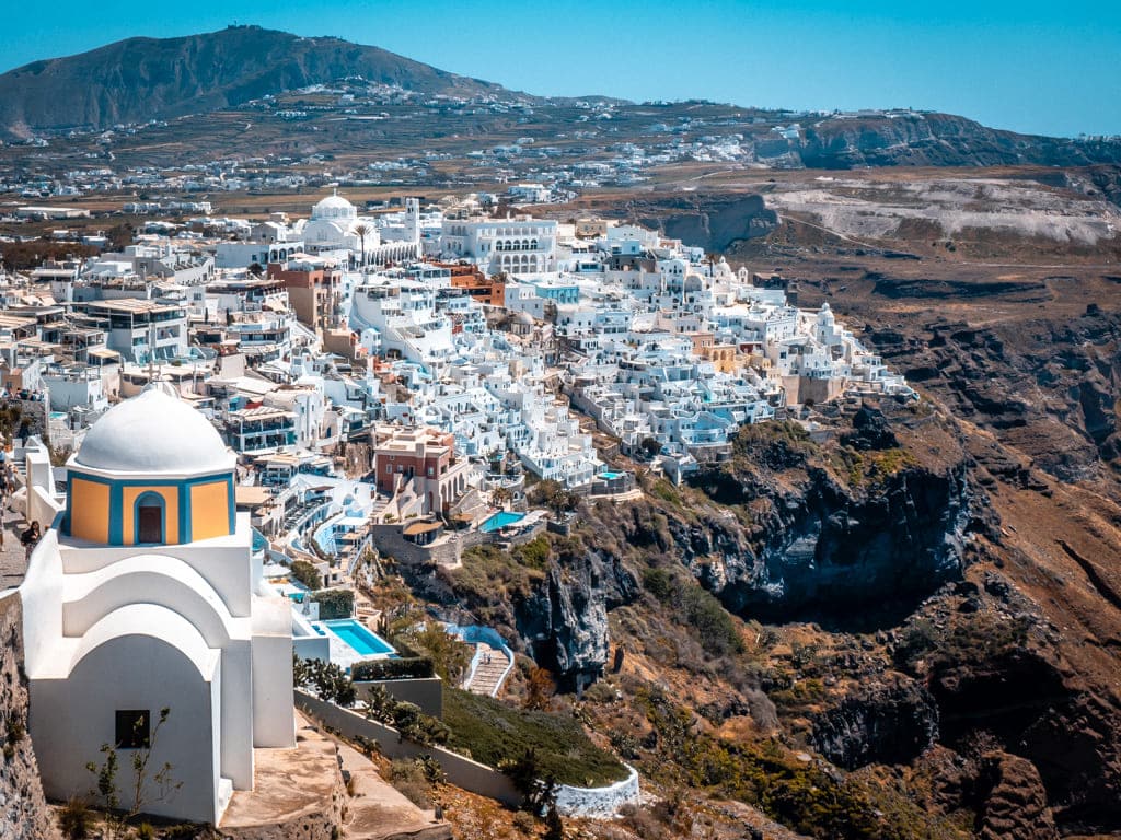 La capital de Santorini, Fira, se alza sobre los enormes acantilados de la Caldera, en el extremo occidental de la isla, a 400 metros de altitud.