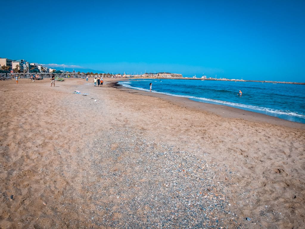 Nadar en el mar en Creta noviembre Platanes playa Rethymno