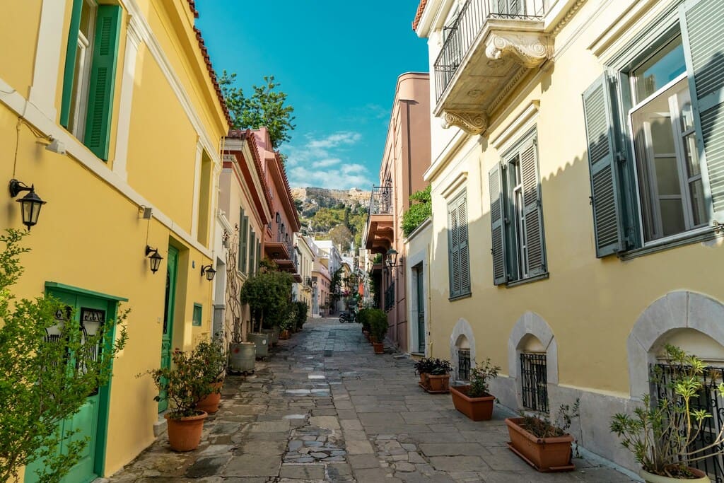 Waar te overnachten in Plaka Athene_een-kasseienstraatje-met-potplanten