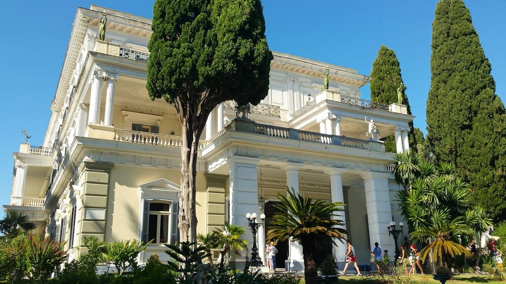 Achilleion Palace in Gastouri Corfu - groene-boom-voor-wit-beton-gebouw
