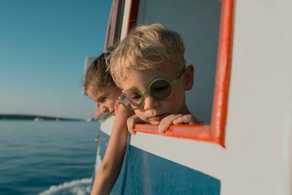 Paseo en barco por Creta con niños_una-pareja-de-niños-en-un-barco-mirando-por-la-ventana