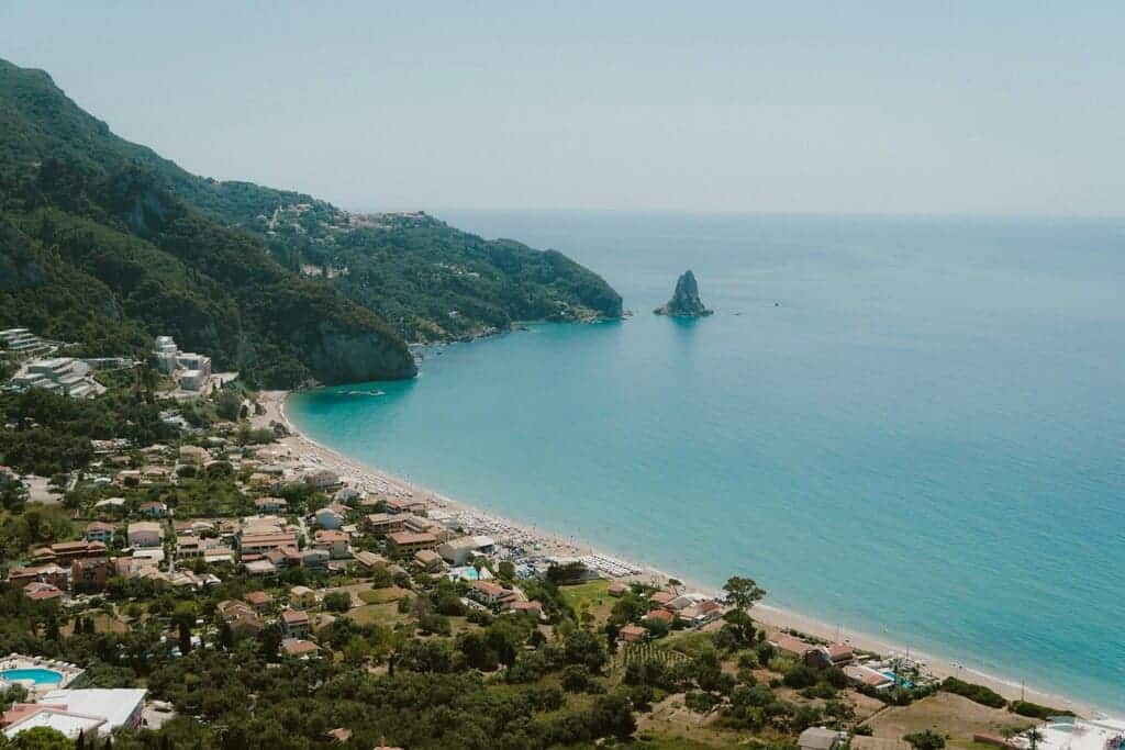 Corfu Agios Gordios-strand_een-luchtfoto-van-een-strand-en-zee