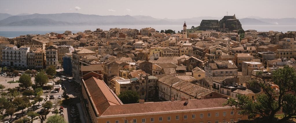 Corfu-reisschema Dag 1_Corfu Stad-met-veel-gebouwen