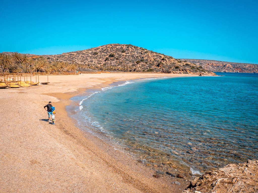 Vacaciones en Creta con niños en Vai Palm Beach mirando al mar