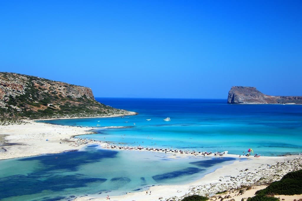 Îles grecques Crète_formation-de-roche-brune-sur-la-mer-bleue-sous-ciel-bleu-à-l'heure-du-jour