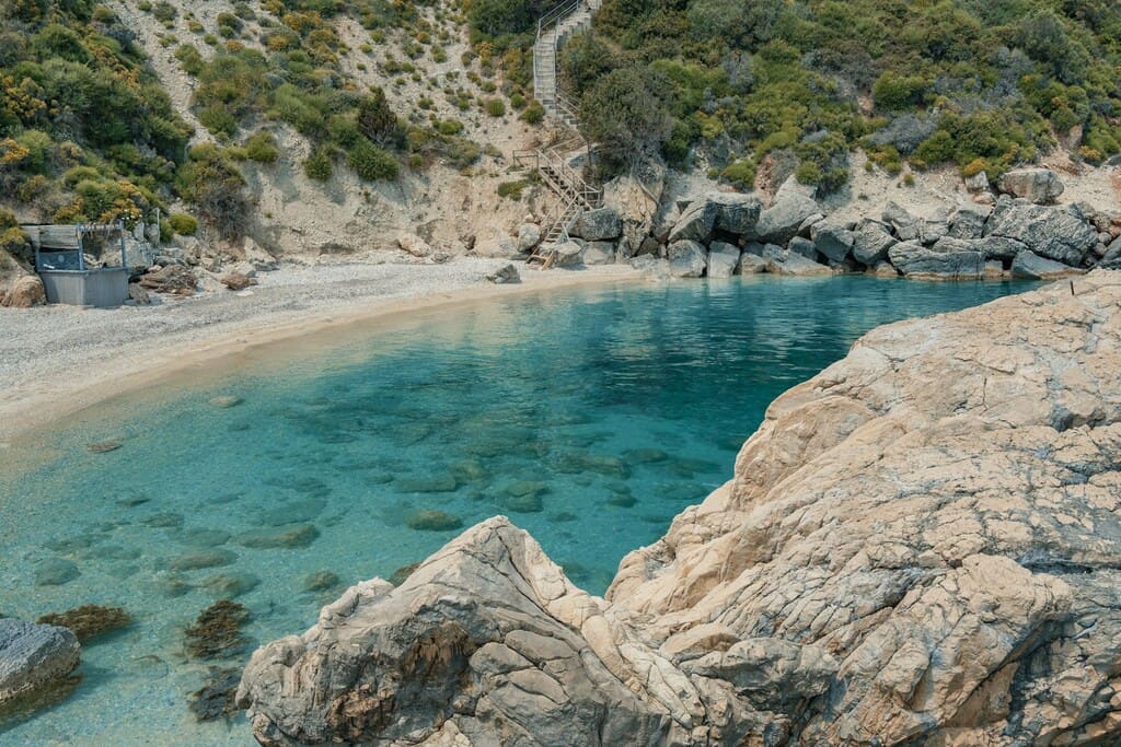 Îles grecques Zakynthos_-une-plage-avec-des-roches-et-des-arbres