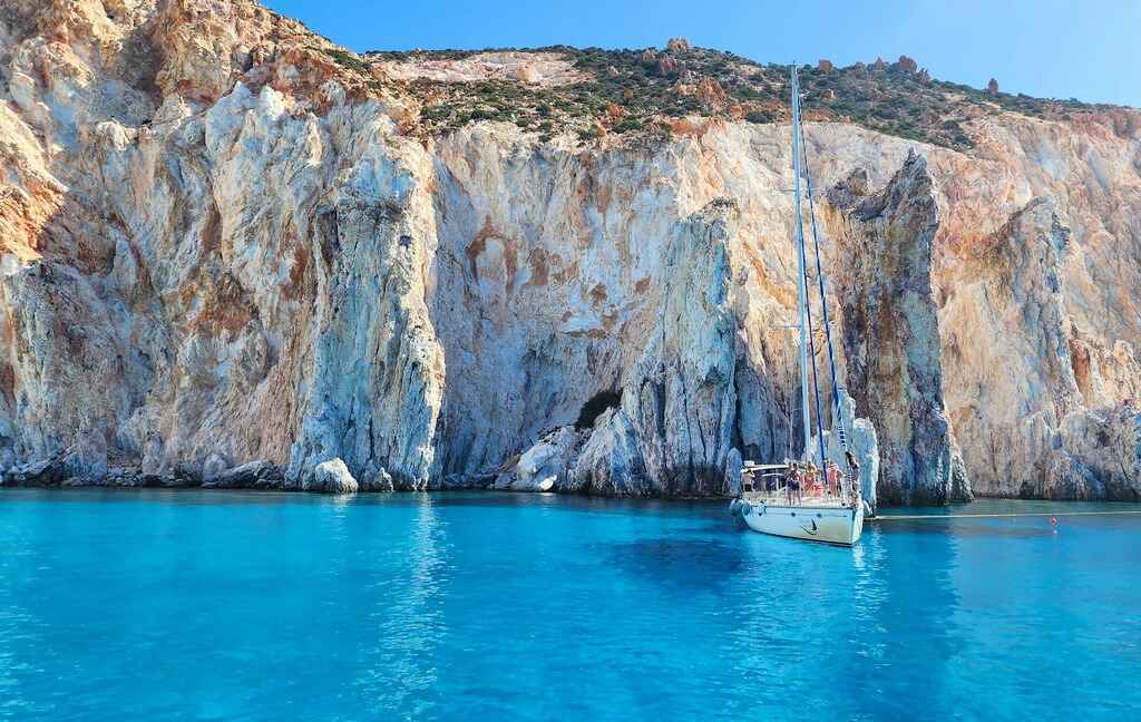 Îles grecques_un-bateau-flottant-dans-un-corps-d'eau-près-des-roches
