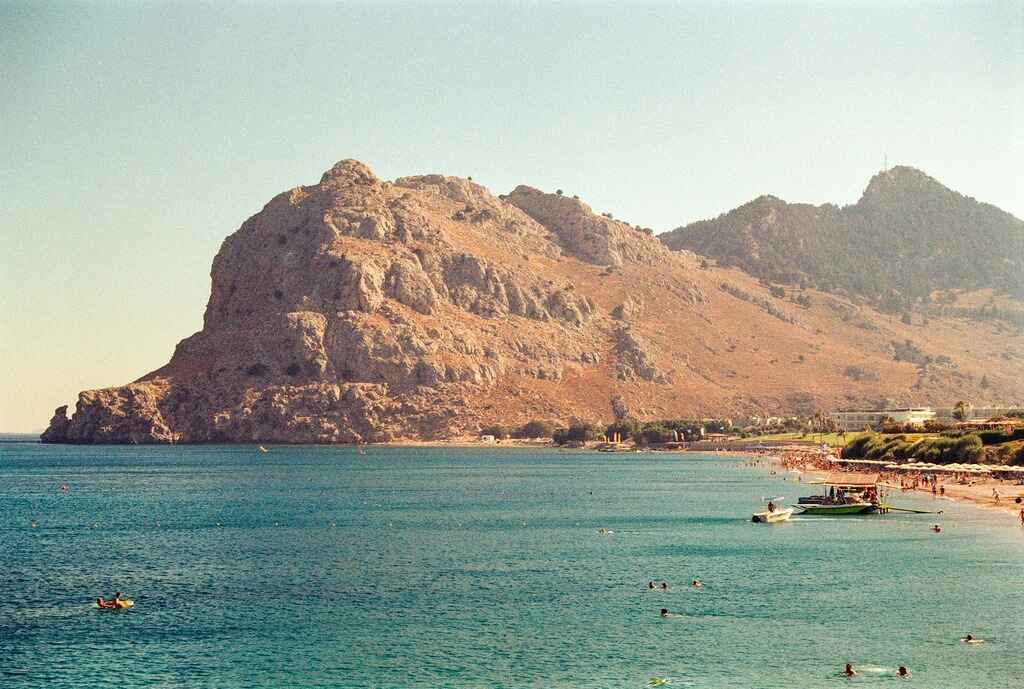 Kolymbia Griekenland_een-groot-waterlichaam-met-een-berg-op-de-achtergrond