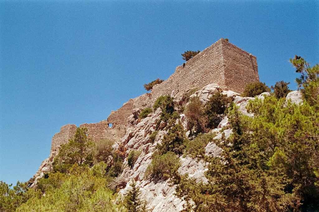 Monolithos kasteel_-een-zeer-hoog-gebouw-zittend-op-de-top-van-een-heuvel