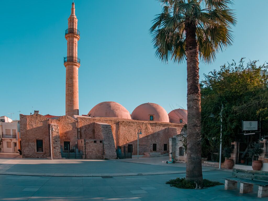 Neretze Moskee Rethymno op het Mikrasiaton Plein