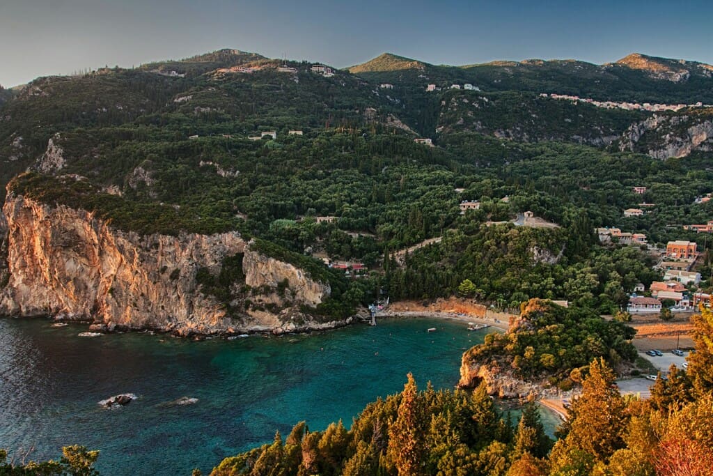 Noordoost Corfu Beach Village_luchtfoto-van-eiland