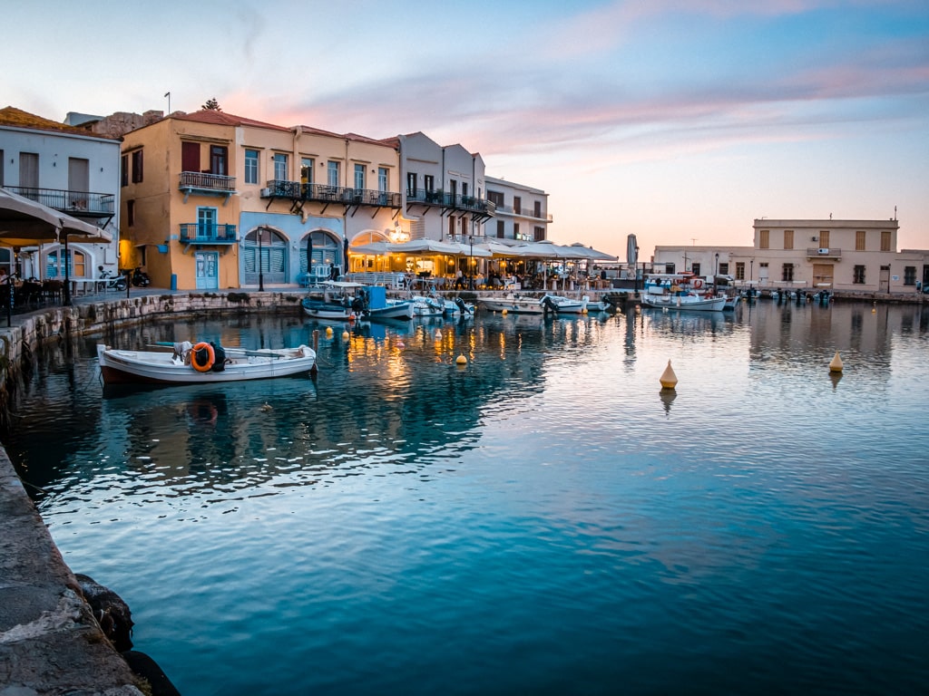 Rethymno Kreta boten op de kade met uitzicht op de haven restaurants