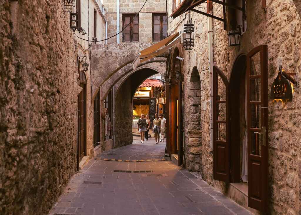 Rhodos-Stad Griekenland_een-nauw-allee-weg-met-mensen-lopen-er-af