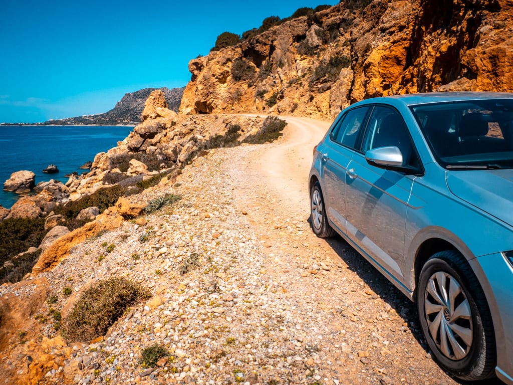 Behöver jag en 4x4 på Kreta? Nej. Vägen till stranden på Kreta stenig men ok med vanlig bil.