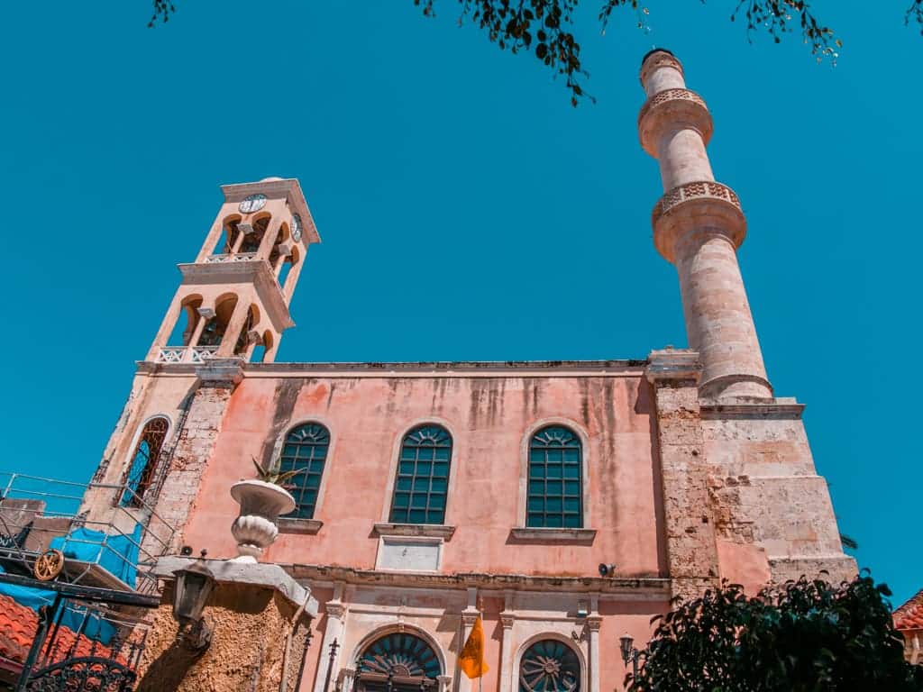 Catedral de Agios Nikolaos con campanario y minarete