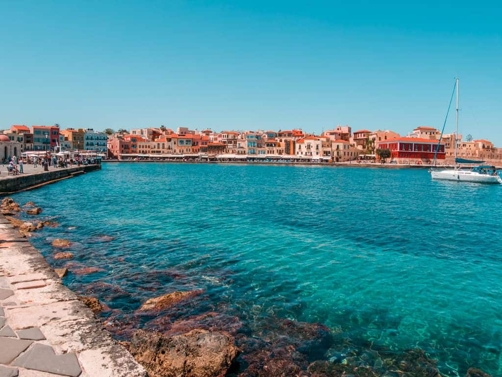 Hamnen i Chania med sina färgglada historiska hus