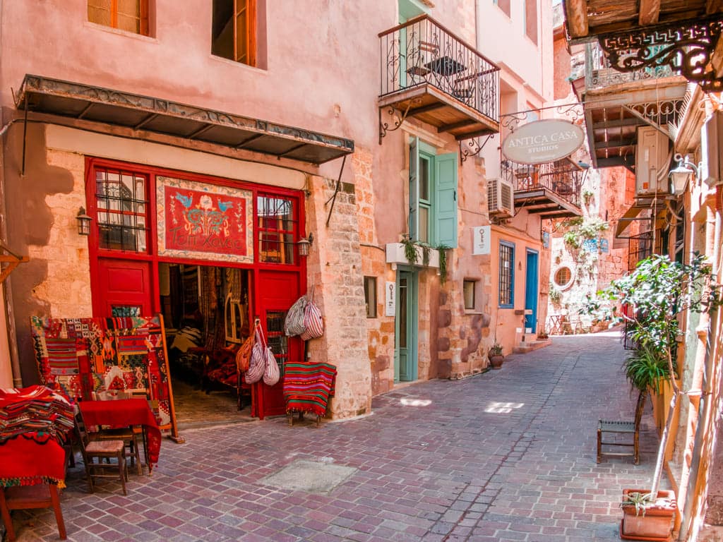 Pasee por las encantadoras calles del casco antiguo de Chania