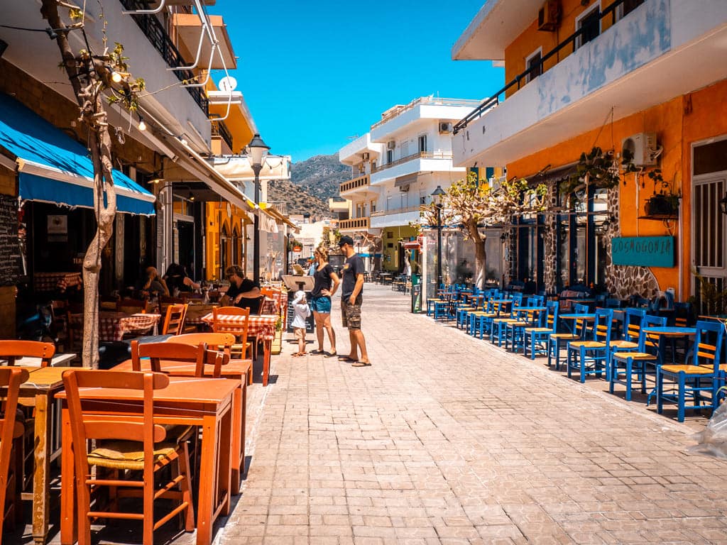 Paleochora - Taberna local con ambiente típico griego