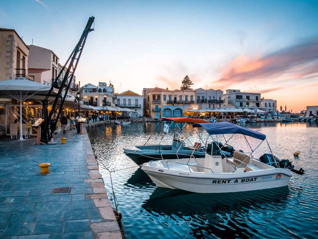 Rethymnos hamn på Kreta med båtar och restauranger