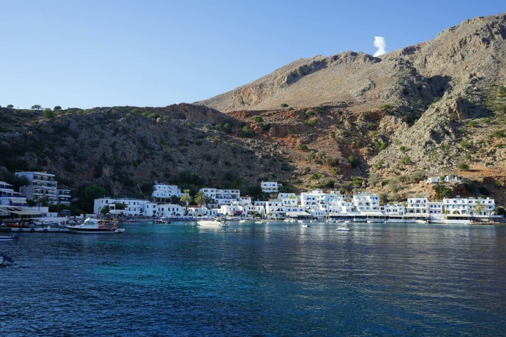 Den vita byn Loutro på Kreta