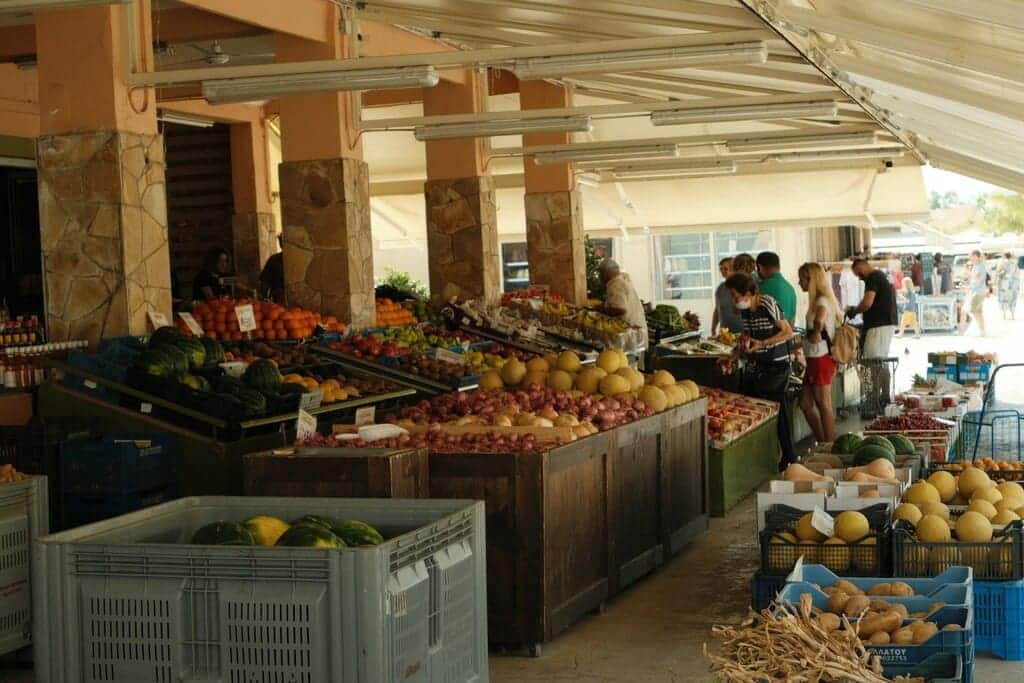 Hall du marché de La Canée avec des fruits frais comme des melons et des oranges