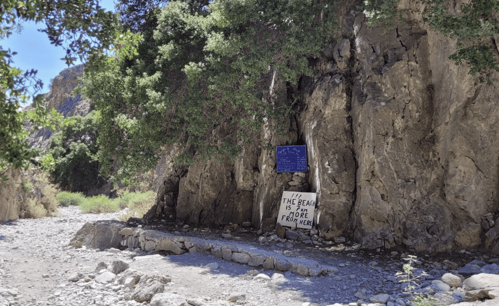 Panneau des gorges d'Imbros (Crète) indiquant le chemin vers la plage