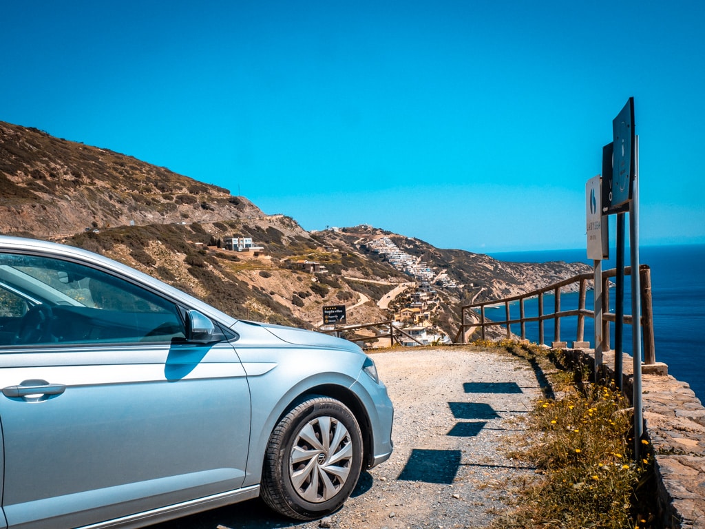 Kreta Road Trip med bil på en vecka_slingrande väg längs kusten på ön Kreta Grekland