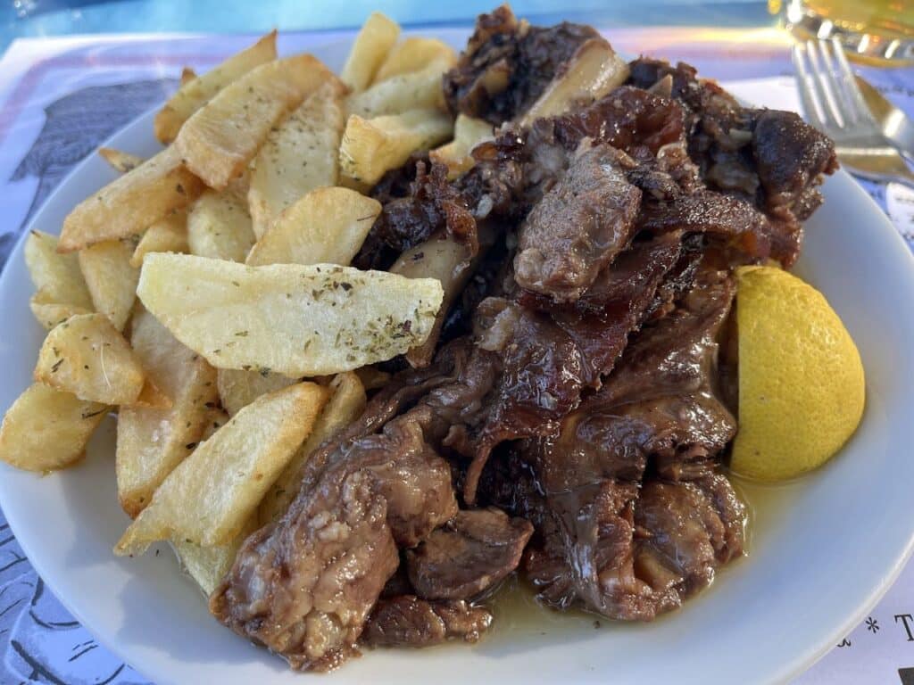 Ragoût d'agneau crétois Tsigariasto Antikristo dans un restaurant près de Paeochora