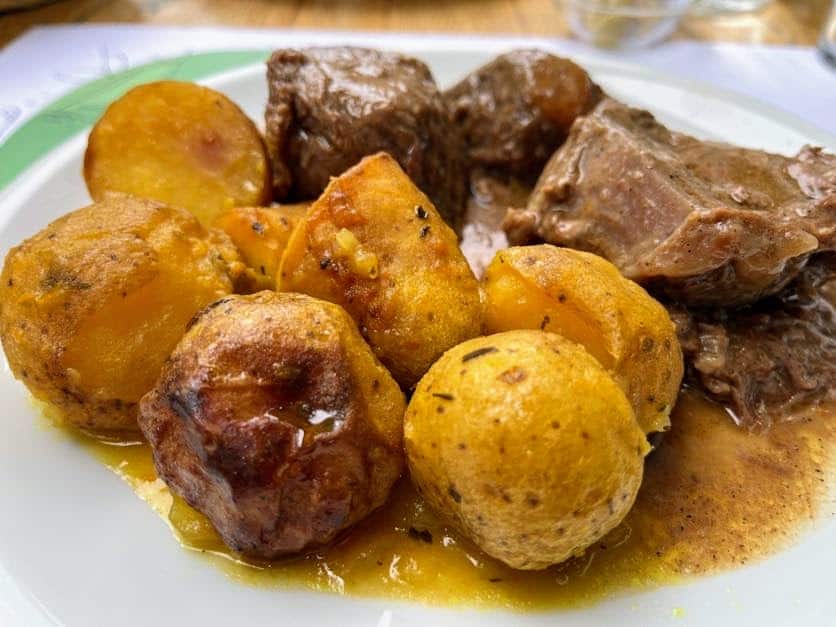 Rundvleesstoofpot bij Kouzina EPE Restaurant Chania Kreta