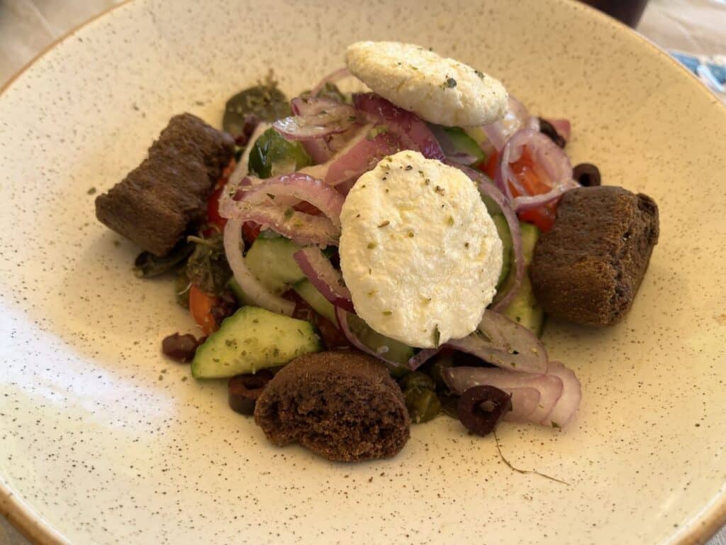 Pain Dakos Salade crétoise dans un restaurant à Héraklion en Crète