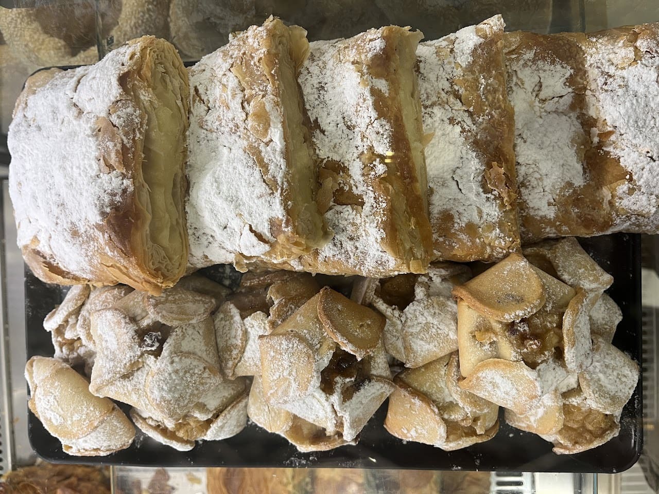 Pâtisseries grecques Bougatsa et kalitsounia à la boulangerie Kritikos Fournos d'Héraklion