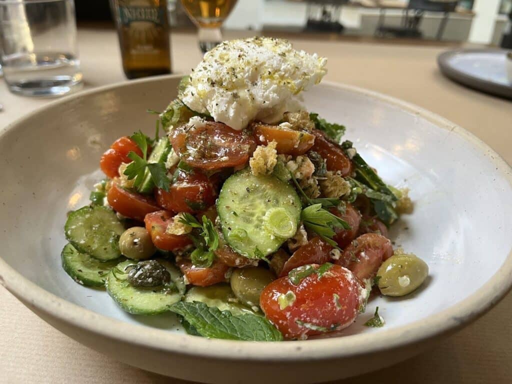 Salade grecque chez Apiri Greek Eatery