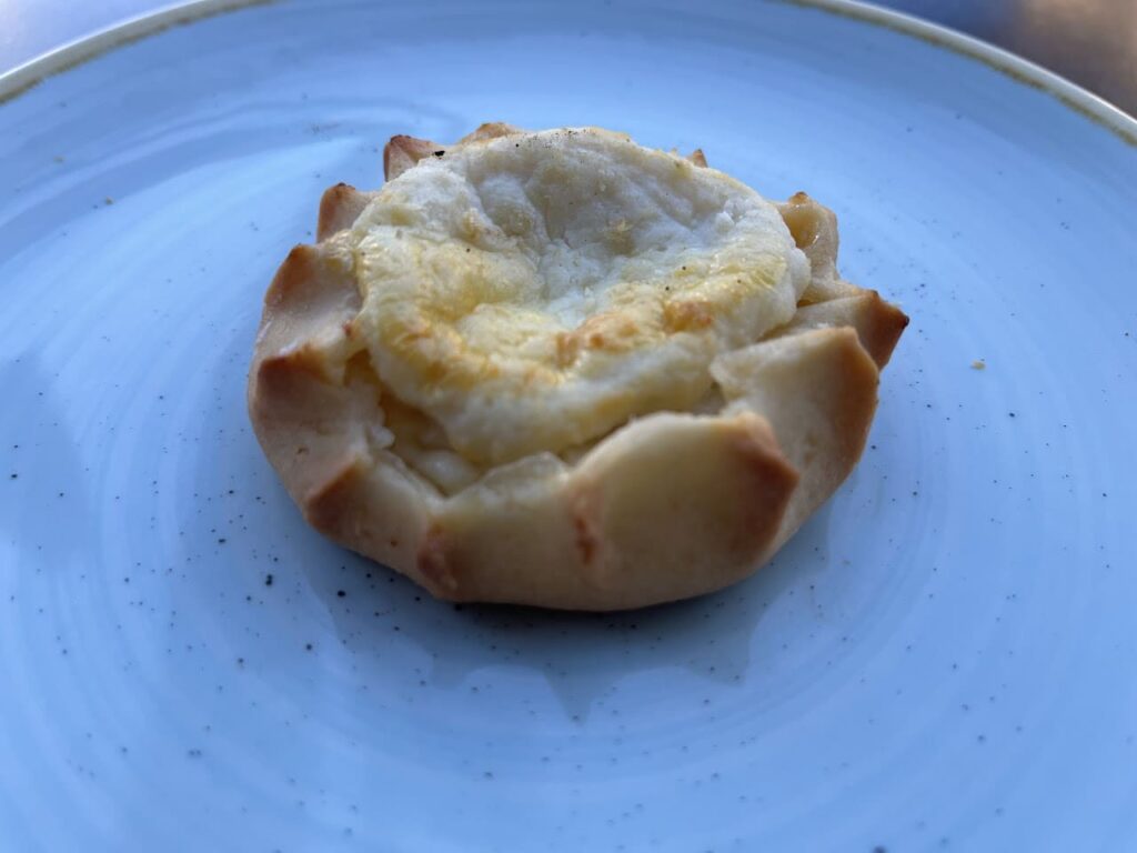 Kalitsounia Dessert crétois composé d'une garniture de fromage à pâte molle comme la feta et la ricotta. La pâte est roulée finement et les kalitsounia ont la forme d'une demi-lune.