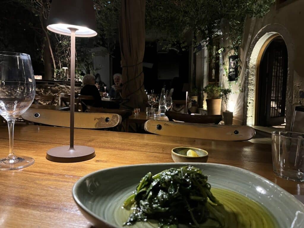 Plat de légumes verts locaux au restaurant Preskesi à Héraklion