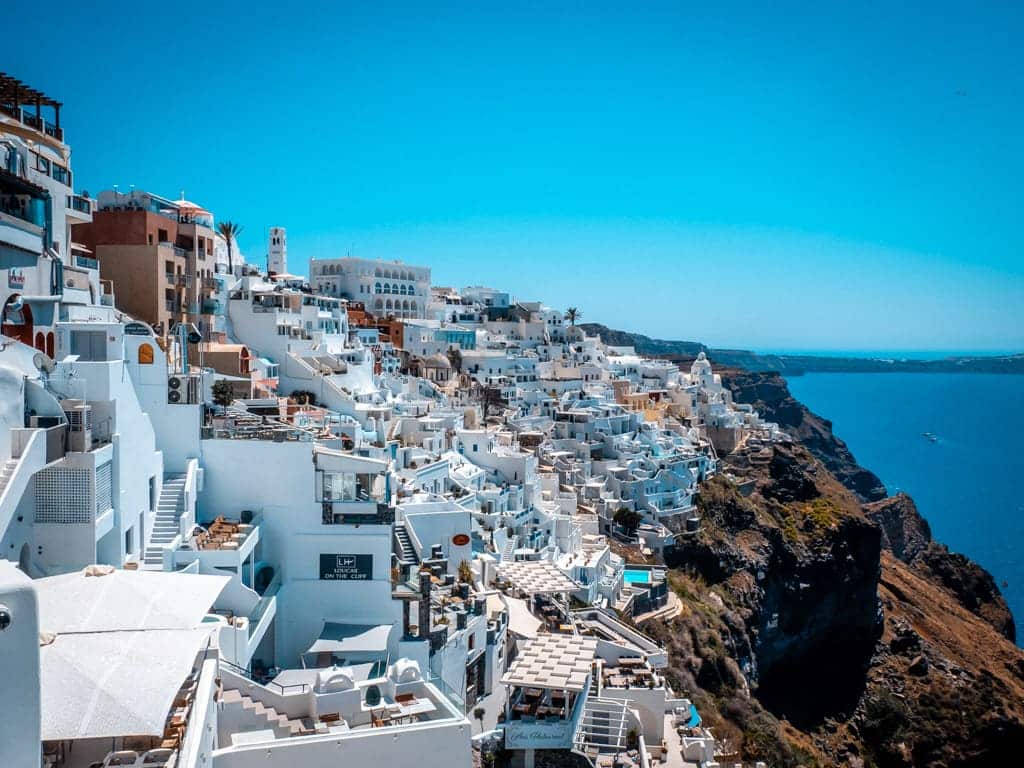 Santorini Fira casas blanqueadas en el acantilado