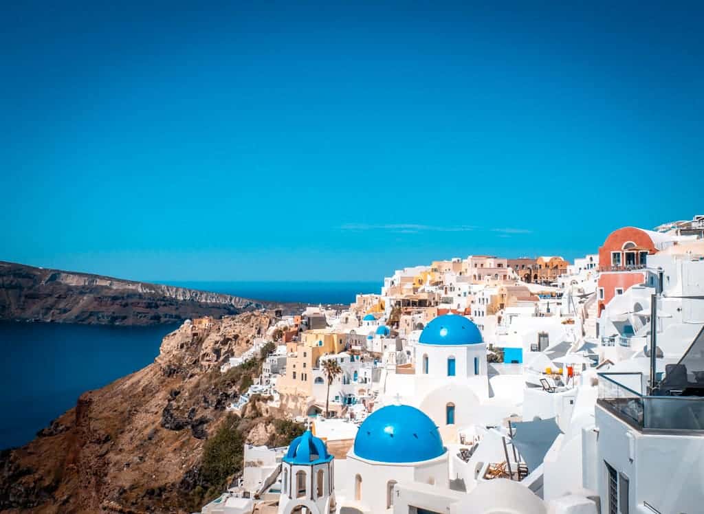 vista de Ois Santorini con iglesias de cúpulas azules
