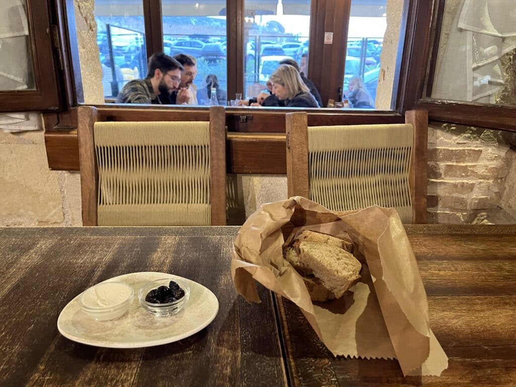 Voorgerechten en brood bij Christosomos Restaurant Chania
